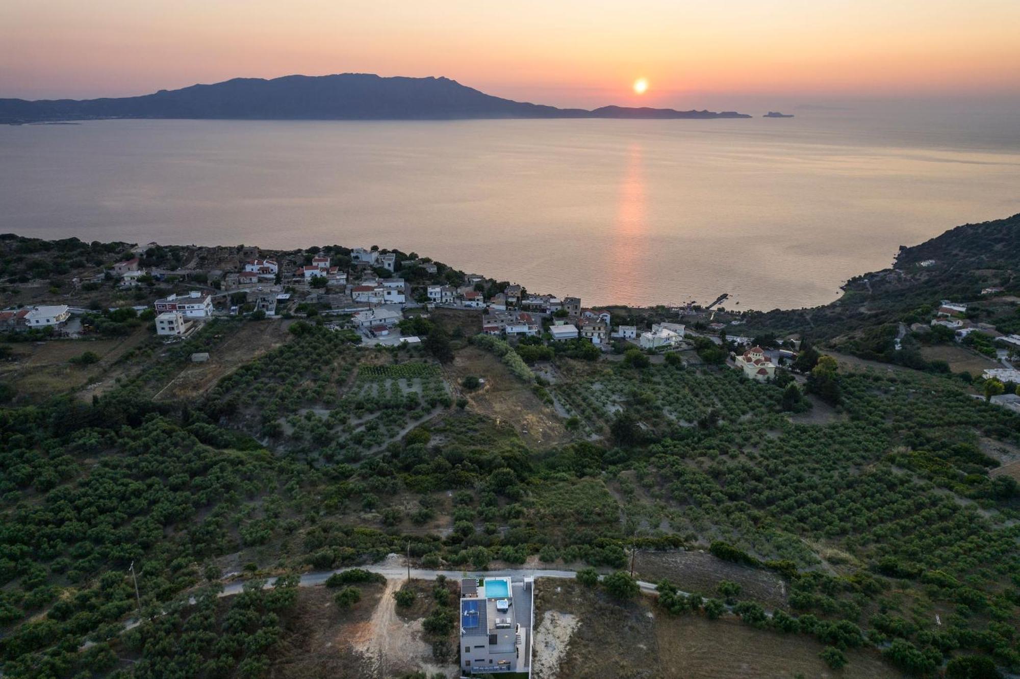 Villa Ekphrasis With Sea View And Jacuzzi Ravdhoúkha エクステリア 写真